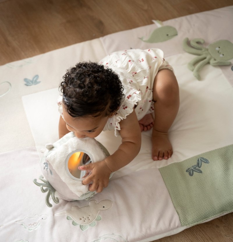 Senzorická kostka Babys Only v prémiovém designu šalvějová zelená a krémová lněná.